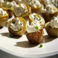 Crispy Baby Potato Bites with Sour Cream and Bacon_image