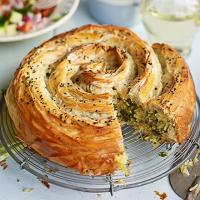 Veggie spiral pie with spiced tomato sauce & chopped salad_image