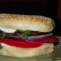 Breakfast Bagel With Tomato, Basil, and Red Onion_image