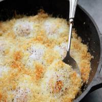 Baked Eggs With Onions and Cheese_image