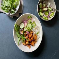 Rice Noodle Bowls with Sweet Chili Chicken_image