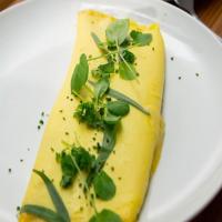 Omelette with Avocado, Bacon and Monterey Jack_image