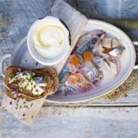 Soused mackerel with crème fraîche & capers_image