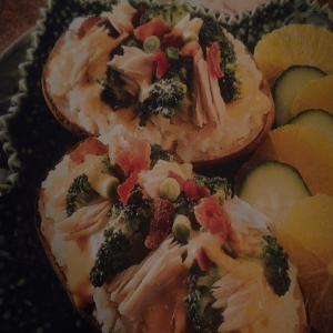Baked Potatoes W/ Tuna & Broccoli Cheese Sauce_image