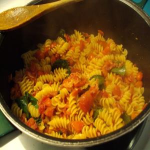 Fusilli With Tomatoes, Spinach, and Prosciutto_image