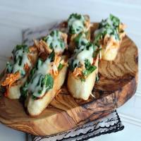 Buffalo Chicken and Spinach Crostini_image