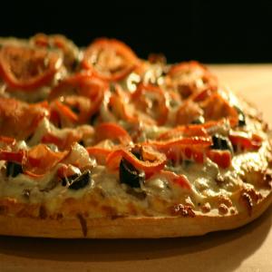 Sweet Pepper Pizza With Three Cheeses_image
