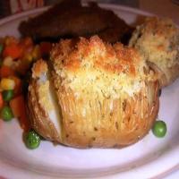 Hasselback Potato with Crumb Topping_image