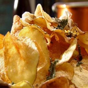 Kettle Chips with Parmesan and Herbs_image