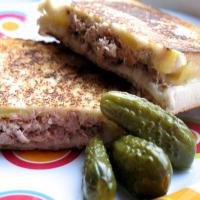 Yummy Grilled Tuna and Cheese Sandwiches_image