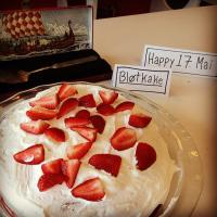 Norwegian Strawberries and Cream Cake Blotkake image
