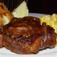 Sirloin Steak With Mushroom Gravy_image