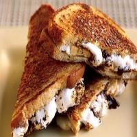 Caramelized Chocolate, Banana, and Marshmallow Sandwiches_image