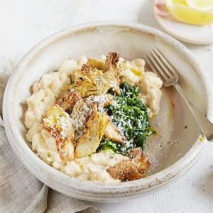 Mashed cannellini beans with wilted greens & fried artichokes_image