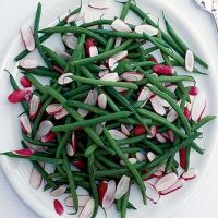 Crunchy green beans with radishes image