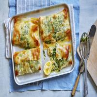 Filo parcels with creamy prawns and spinach Recipe_image