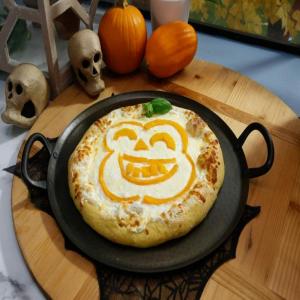 Pumpkin-Crust Halloween Pizza_image