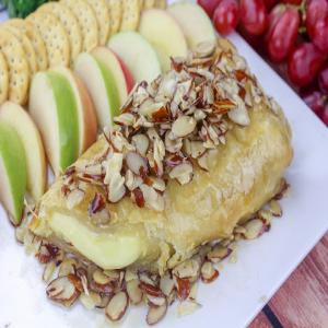 Baked Brie With Warm Syrup_image