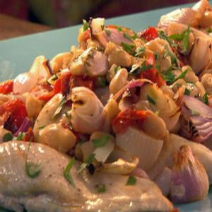 Chicken with Roasted Shallots, Tomatoes and White Beans_image
