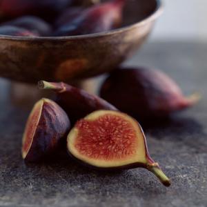 Pan-Seared Figs on Baby Greens with Hazelnuts_image