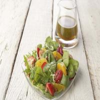 Field Greens with Oranges, Strawberries and Vanilla Vinaigrette_image