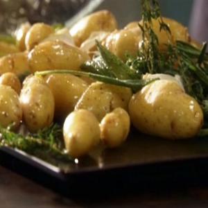 Roasted Fingerling Potatoes with Fresh Herbs and Garlic_image