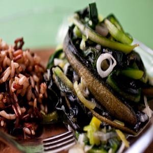 Stir-Fried Leeks With Amaranth and Green Garlic_image