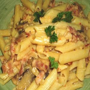 Quick and Easy Creamy Bacon-Mushroom Pasta Skillet_image