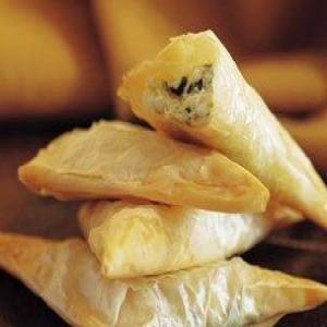 Mediterranean Philo Pockets with Spicy Apricot Dip_image