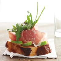 Crostini with Green Apple and Prosciutto_image