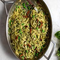Spicy Clam Pasta With Bacon, Peas and Basil_image