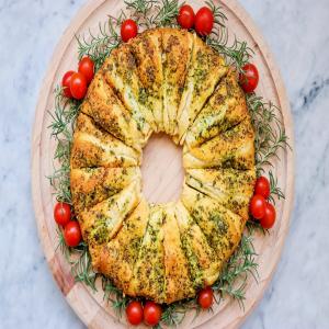 Cheesy Pesto Roll Wreath (Christmas Wreath Appetizer) image