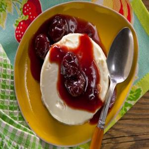 Almond Panna Cotta with Cherry Compote_image
