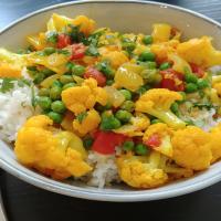 Vegetarian Indian Cauliflower and Pea Curry_image