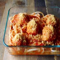 Gluten-Free Spaghetti and Meatballs with Garlic Crumb Topping_image