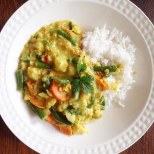 Vegan Indian Curry with Cauliflower and Lentils_image