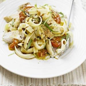 Tagliatelle with grilled chicken & tomatoes image