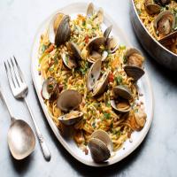 Linguine With Smoked Bacon, Leeks and Clams image