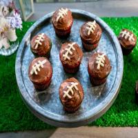 Red Velvet Cupcakes with Chocolate Cream Cheese Frosting_image