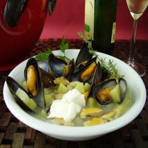 Mussels With Potato and Garlic_image