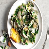 Spicy Clams With Garlicky Toasts_image