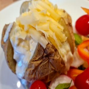 Cheese and onion filling for jacket potatoes_image