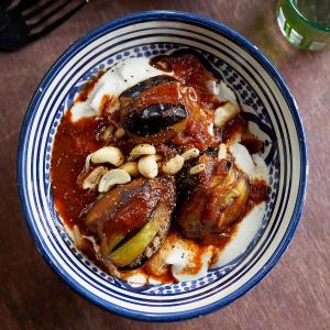Fatteh makdous (lamb-stuffed baby aubergines in tomato & tahini sauce)_image