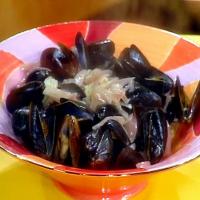 Big Mussels with Garlic and Vermouth image