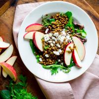 Mixed Greens with Lentils & Sliced Apple_image