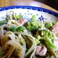 Spinach Fettuccini with Broccoli and Ham image