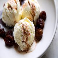 Roasted Grapes With Caramelized Wine and Yogurt Ice Cream_image