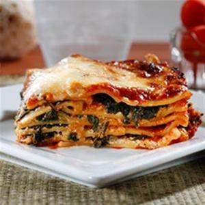 Wavy Lasagna with Meat Sauce, Fresh Ricotta and Spinach_image