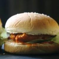 Sour Cream and Sweet Chilli Chicken Burgers Recipe_image