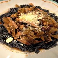 Slow Cooker Chicken Thighs over High-Fiber Black Bean Pasta_image